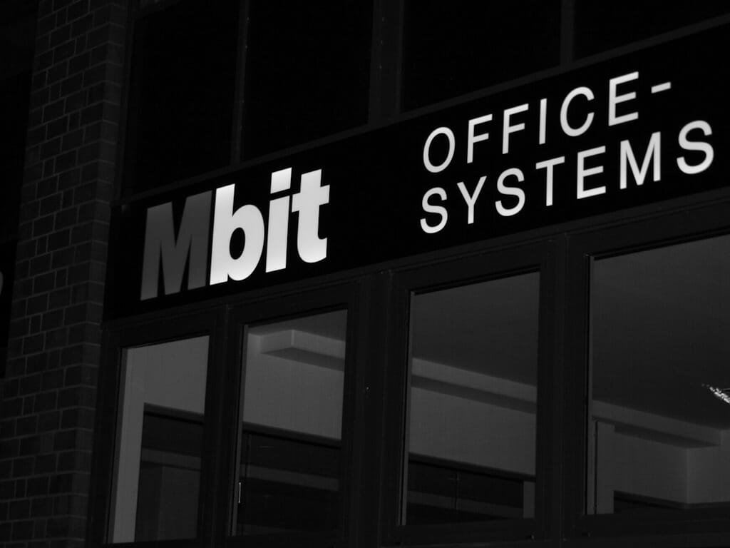 Eingangsbereich von MBit Office-Systems mit Fokussierung auf die Beschildung